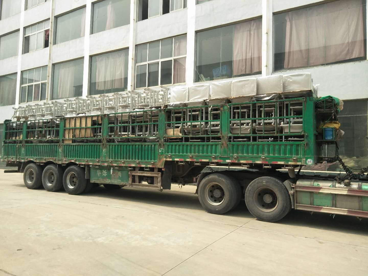 案例|睿學卓藝4000余套課桌椅批量發(fā)貨，交付客戶
